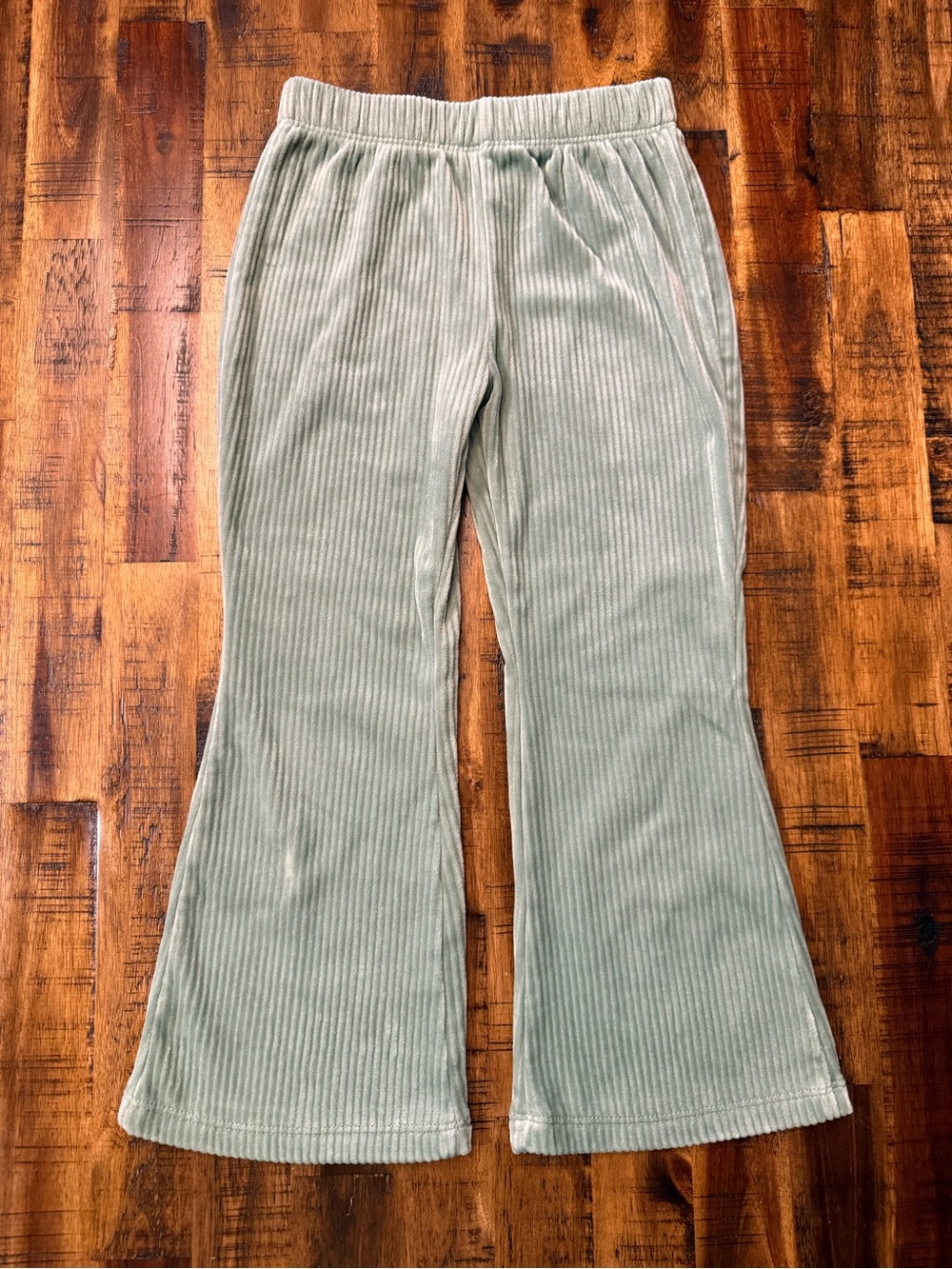 🍒 Girls Sz 5 light sage green soft, cozy, pants. Fairy core stretch flare velour
